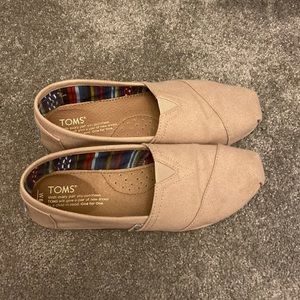 Size 6 women’s Toms slip on shoes